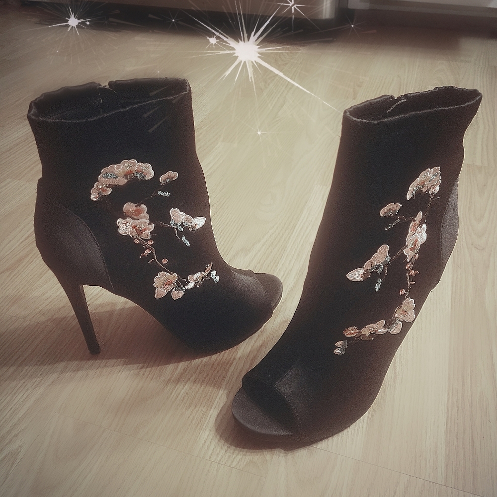 BRAND NEW! Peep Toe Zip Up Booties